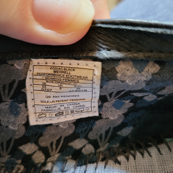 Merrell Black and Gray Women's Flats - Picture 4 of 4